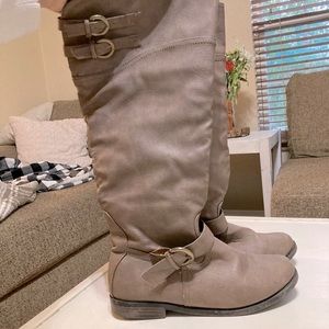 Women’s boots size 7.5 W